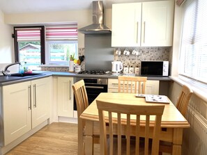Fridge, microwave, oven, stovetop - Lletty Bach - pet stays free - detached - parking - ideal location to explore (Whitland)