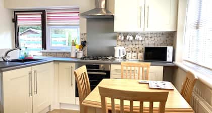 Lletty Bach - pet stays free - detached - parking - ideal location to explore