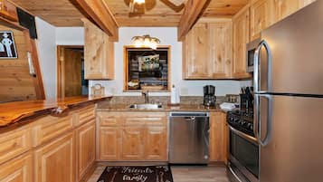 Deluxe House, 4 Bedrooms, Non Smoking | Private kitchen | Fridge, microwave, oven, stovetop