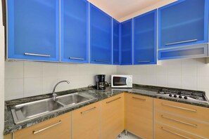 Kühlschrank, Mikrowelle, Herdplatte, Wasserkocher mit Kaffee-/Teezubehör