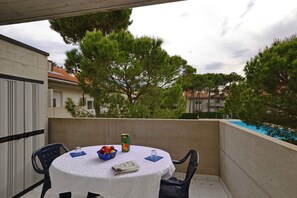 Outdoor dining - Holiday apartment with air conditioning, balcony and pool (Lignano Sabbiadoro)
