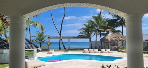 Stunning 11BR Beachfront Villa with Private Pickleball Court