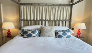 4 bedrooms, desk, iron/ironing board, free WiFi
