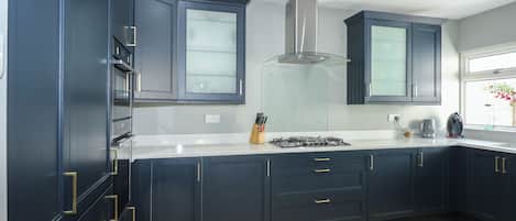 Lave-vaisselle, batterie de cuisine, vaisselle et ustensiles