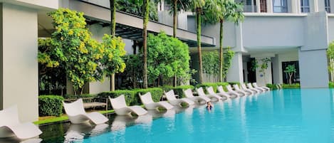 2 outdoor pools
