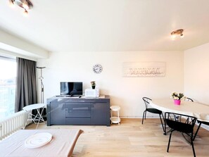 Apartment | Dining - Studio in Wenduine Near the Beach (De Haan)