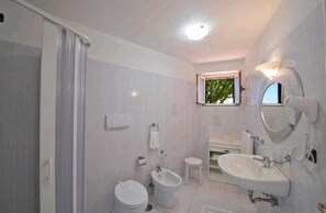 Suite Deluxe, fumadores, vistas al mar | Baño | Ducha, secador de pelo, toallas y jabón