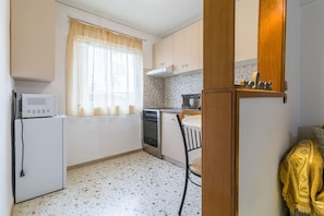 Fridge, oven, stovetop, coffee/tea maker