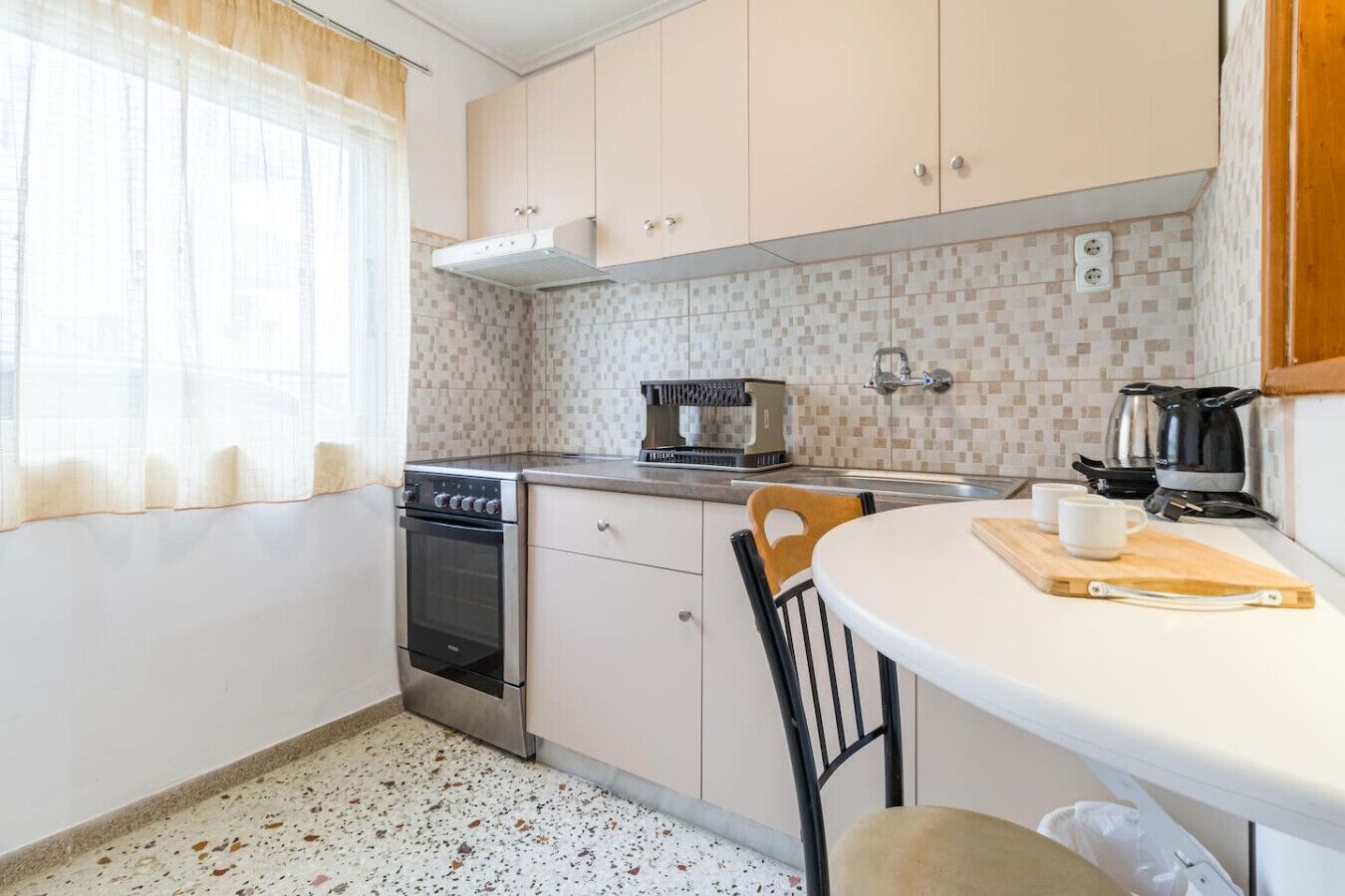 Fridge, oven, stovetop, coffee/tea maker