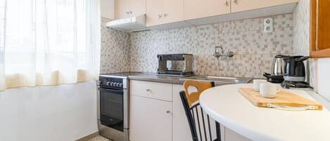 Fridge, oven, stovetop, coffee/tea maker