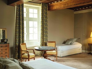 2 bedrooms, internet, bed sheets