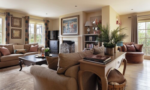 Interior-Designed 4-Bedroom Luxury Villa, Just 12 Minute Walk from Kenmare Town