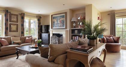 Interior-Designed 4-Bedroom Luxury Villa, Just 12 Minute Walk from Kenmare Town