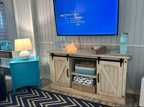 Interior - Charming studio in Tybee Island located on a Tidal Creek with dock access (Tybee Island)