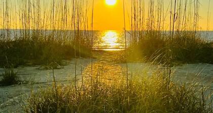 Charming studio in Tybee Island located on a Tidal Creek with dock access