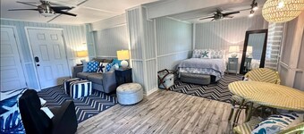 Charming studio in Tybee Island located on a Tidal Creek with dock access