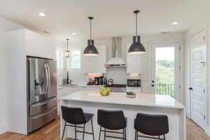 Réfrigérateur, four à micro-ondes, un four, surface de cuisson