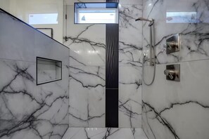 Haartrockner, Handtücher, Seife, Shampoo