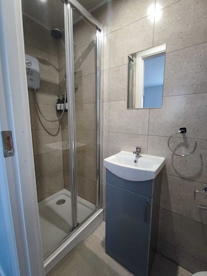 Dusche, Haartrockner, Handtücher, Toilettenpapier