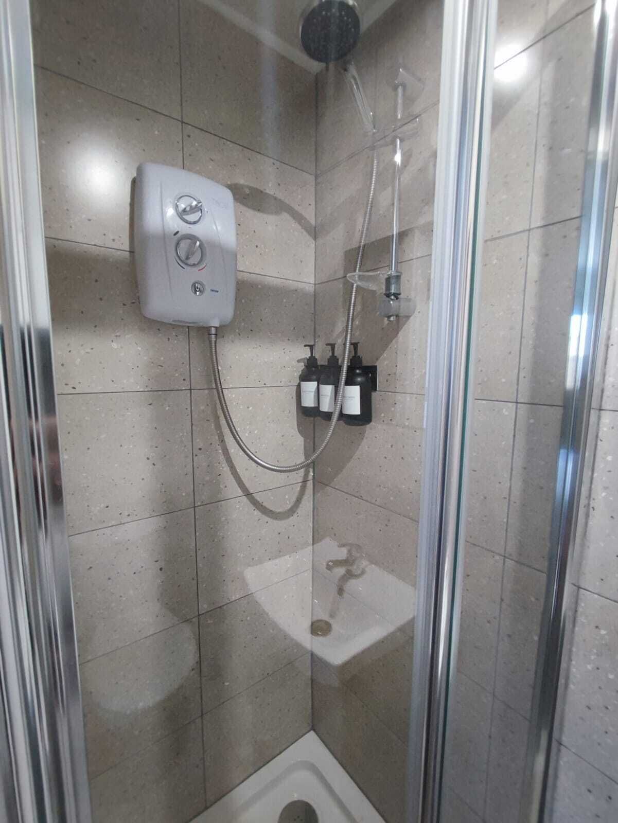 Bruser, hårtørrer, håndklæder, Toiletpapir