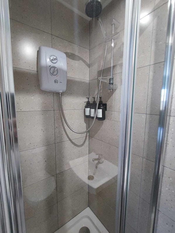 Dusche, Haartrockner, Handtücher, Toilettenpapier