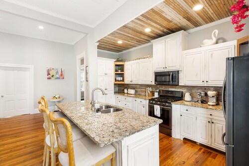 Spacious 4-bedroom w/ full en suite baths -  1/2 mile from Covington Square!