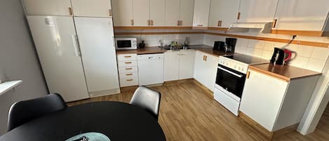 Comfort Apartment, Canal View | Private kitchen