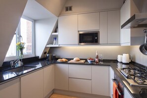 Réfrigérateur, micro-ondes, four, plaque de cuisson