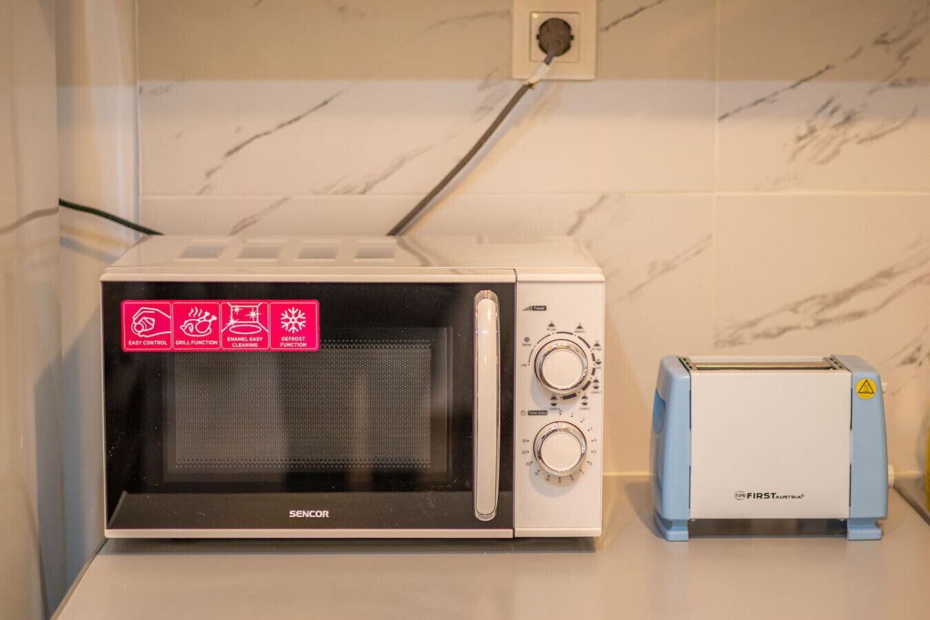 Eine Küche mit Mikrowelle und Toaster.