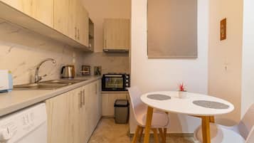Fridge, oven, stovetop, coffee/tea maker