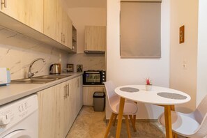 Fridge, oven, stovetop, coffee/tea maker