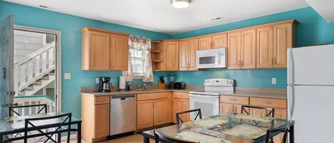 Refrigerador, microondas, horno, placa de cocina