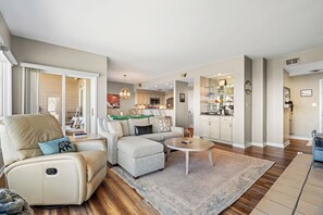 Smart TV, fireplace, books - Cozy dog- friendly condo that sleeps 6 -with pools and VIEWS, minutes to slopes (Wintergreen Resort)