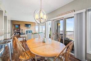 Dining - Cozy dog- friendly condo that sleeps 6 -with pools and VIEWS, minutes to slopes (Wintergreen Resort)
