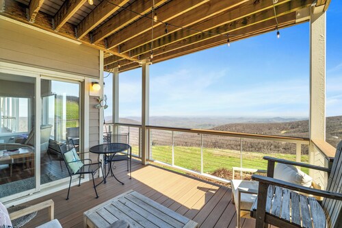 Cozy dog- friendly condo that sleeps 6 -with pools and VIEWS, minutes to slopes