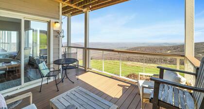 Cozy dog- friendly condo that sleeps 6 -with pools and VIEWS, minutes to slopes