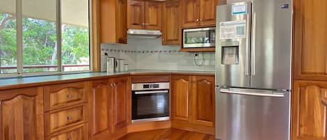 Refrigerador, microondas, horno y parrilla de estufa