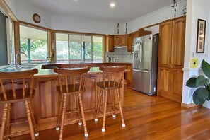 Jääkaappi, mikroaaltouuni, uuni, liesi