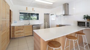 Private kitchen - Absolute waterfront property on rock wall (Amity Point)