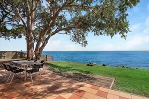Outdoor dining - Absolute waterfront property on rock wall (Amity Point)