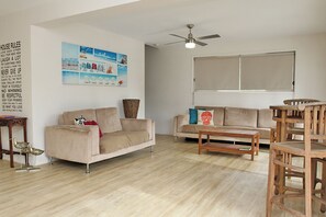 TV - Modern 3 level home, Central Location with water glimpses (Amity Point)