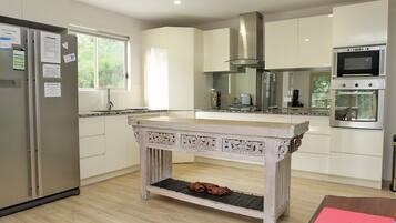 Frigorifero, microonde, forno, piano cottura