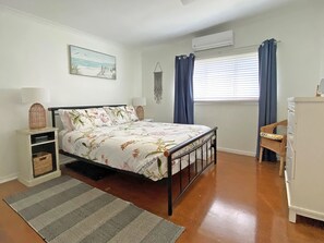 3 bedrooms, bed sheets - Renovated two bedroom cottage in the heart of Amity (Amity Point)