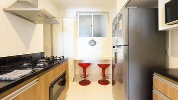 Frigorífico, microondas, horno y placa de cocina