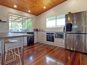 Refrigerador, microondas, horno, placa de cocina