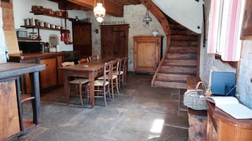 JÀÀkaappi, mikroaaltouuni, uuni, liesi