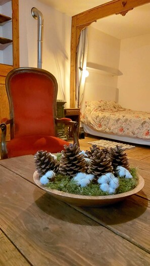 2 bedrooms, desk, iron/ironing board, travel cot