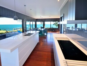 Fridge, microwave, oven, stovetop - An Awe-Inspiring Waterfront Retreat (Amity Point)