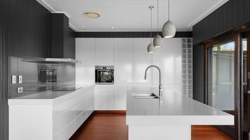 Kühlschrank, Mikrowelle, Ofen, Herdplatte