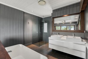 Een douche, handdoeken